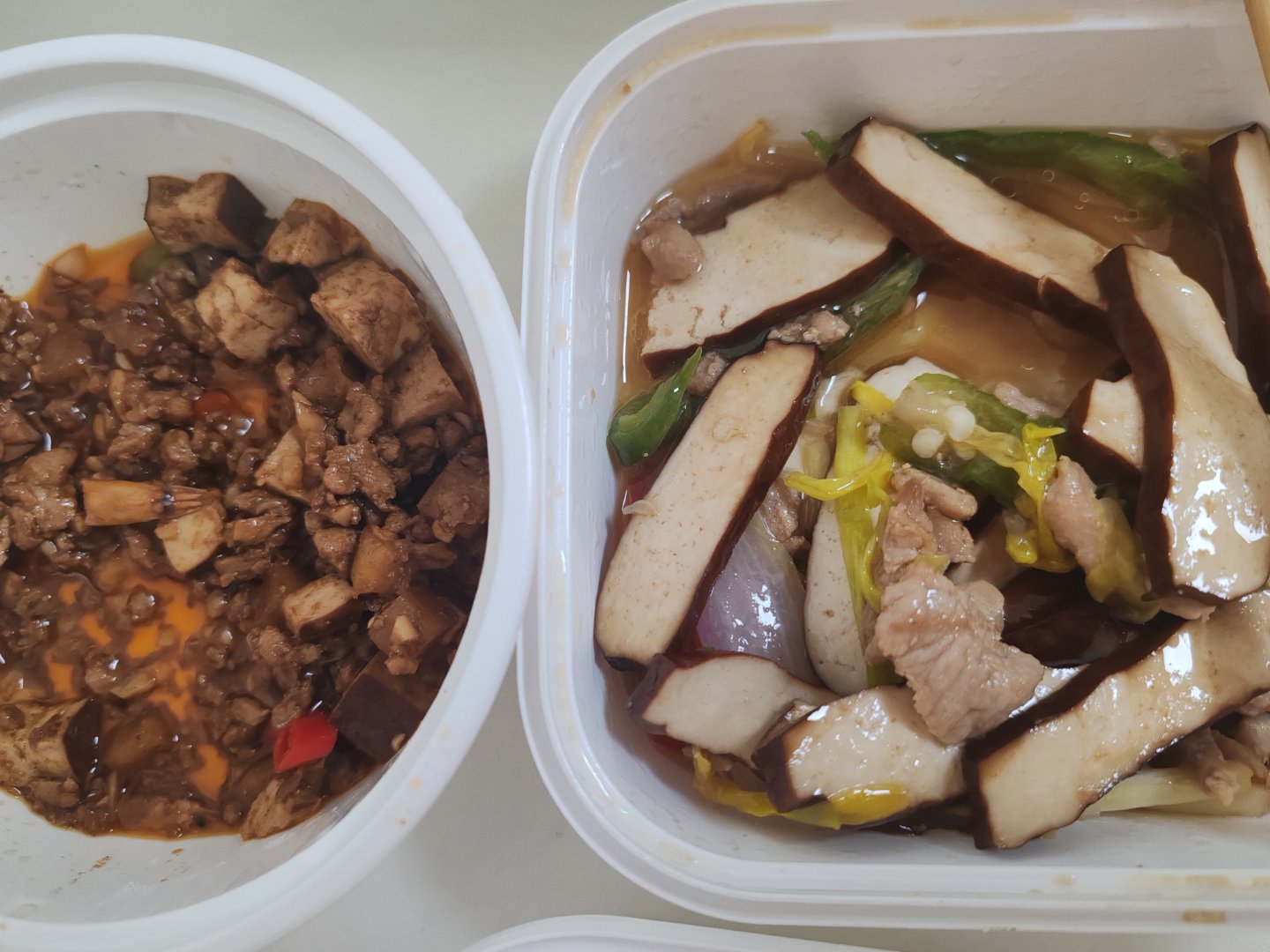 就算下再大的暴雨，同事也不能把我饿着。开会到现在，依旧有饭菜留着呢。完整的菜跟饭