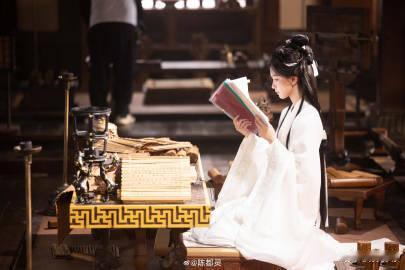 陈都灵的商业价值从荧幕稳步踏入主流时尚圈层，陈都灵 8 月解锁 COSMO33 