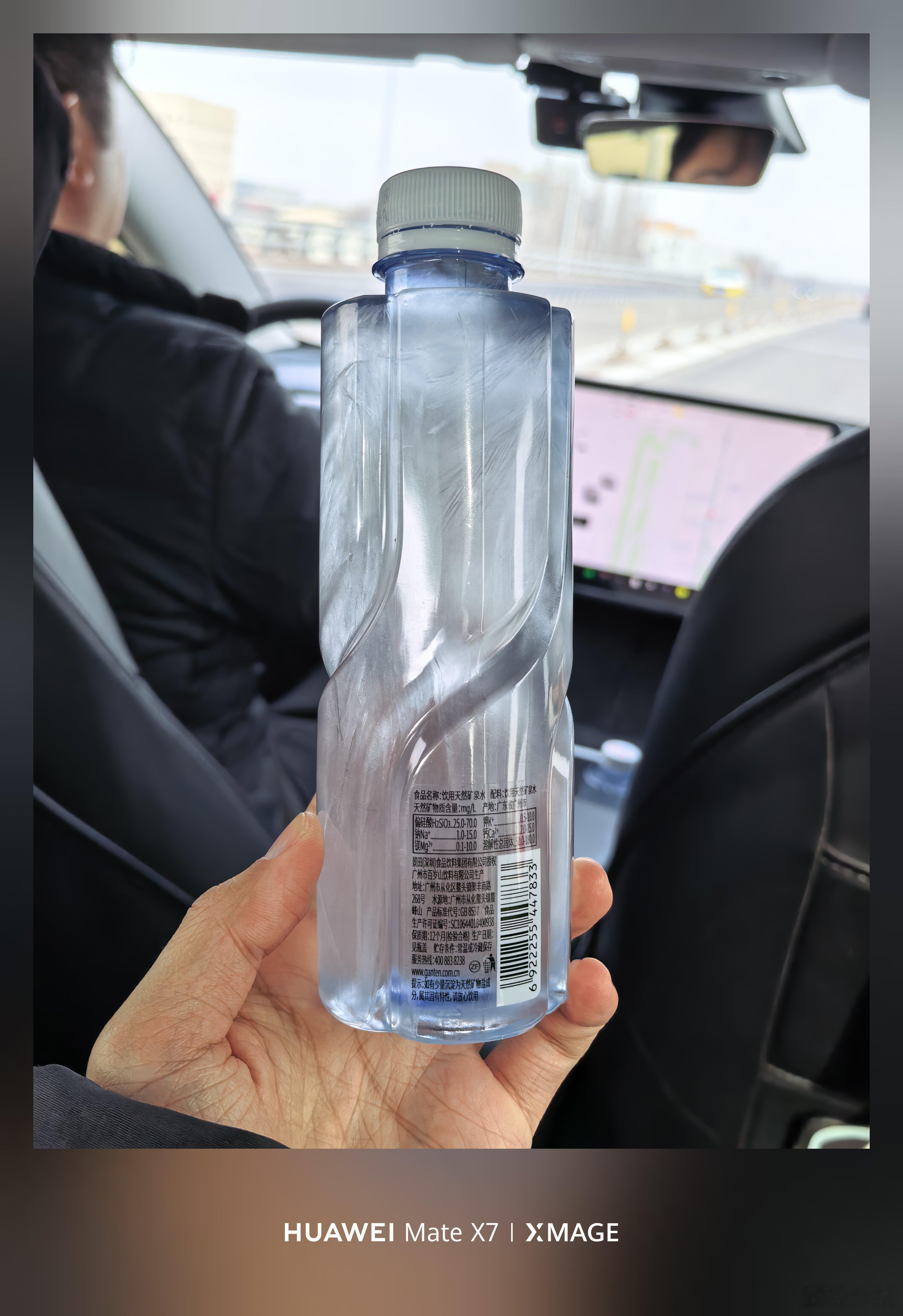 我去，东北还这真有魔法车里的矿泉水，刚还正常的形态，一拧开盖瞬间结冰，事发突然没