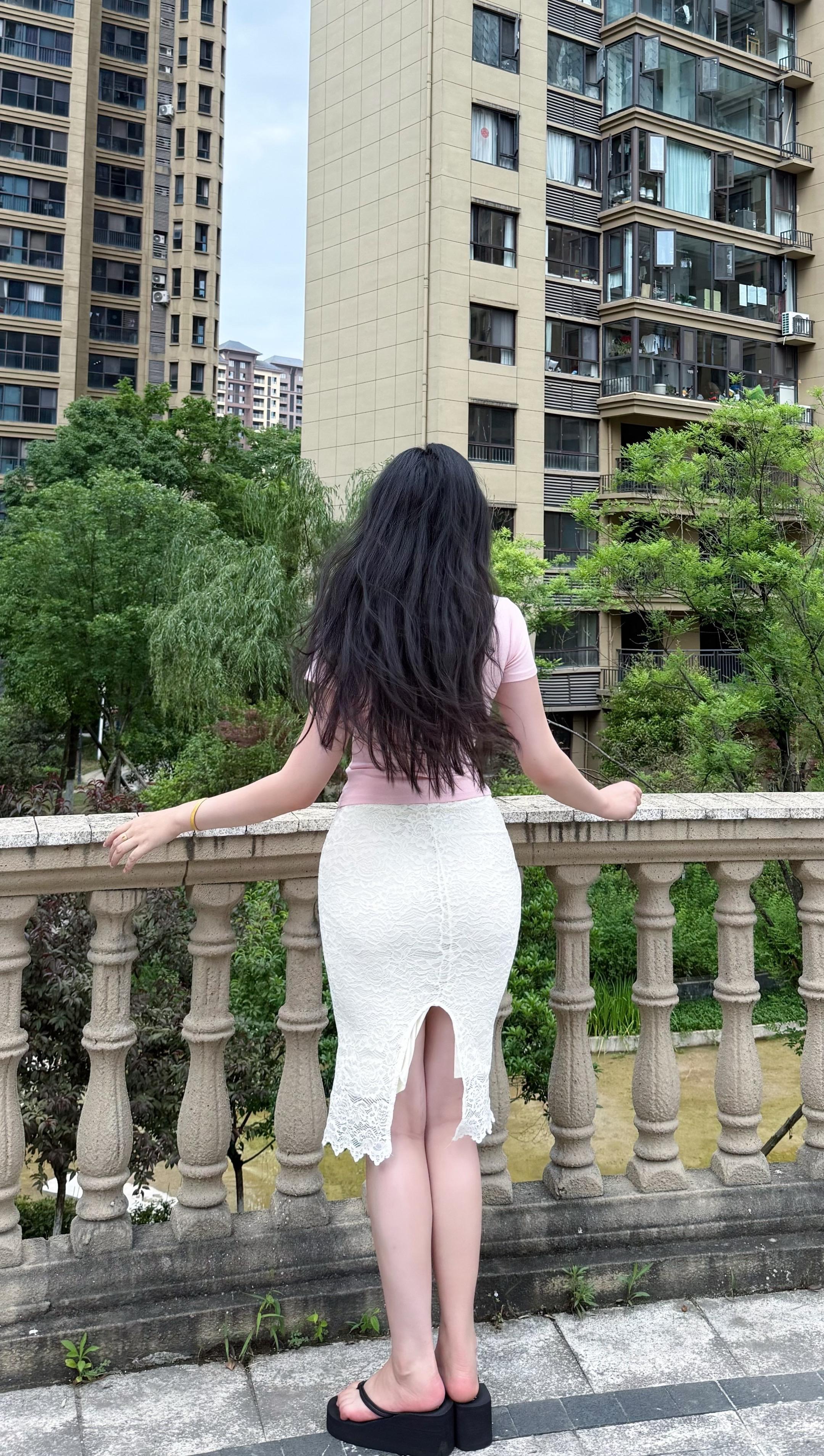 这个世界慕强 看脸 看权 看钱 唯独看不起少女贫穷时的真心.