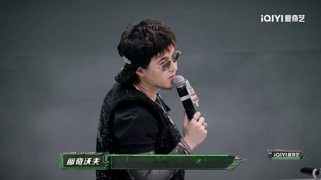 那奇骂完小白骂黄旭黄旭听完这番话之后表情肉眼可见的复杂，昔日欣赏自己的后辈当众提
