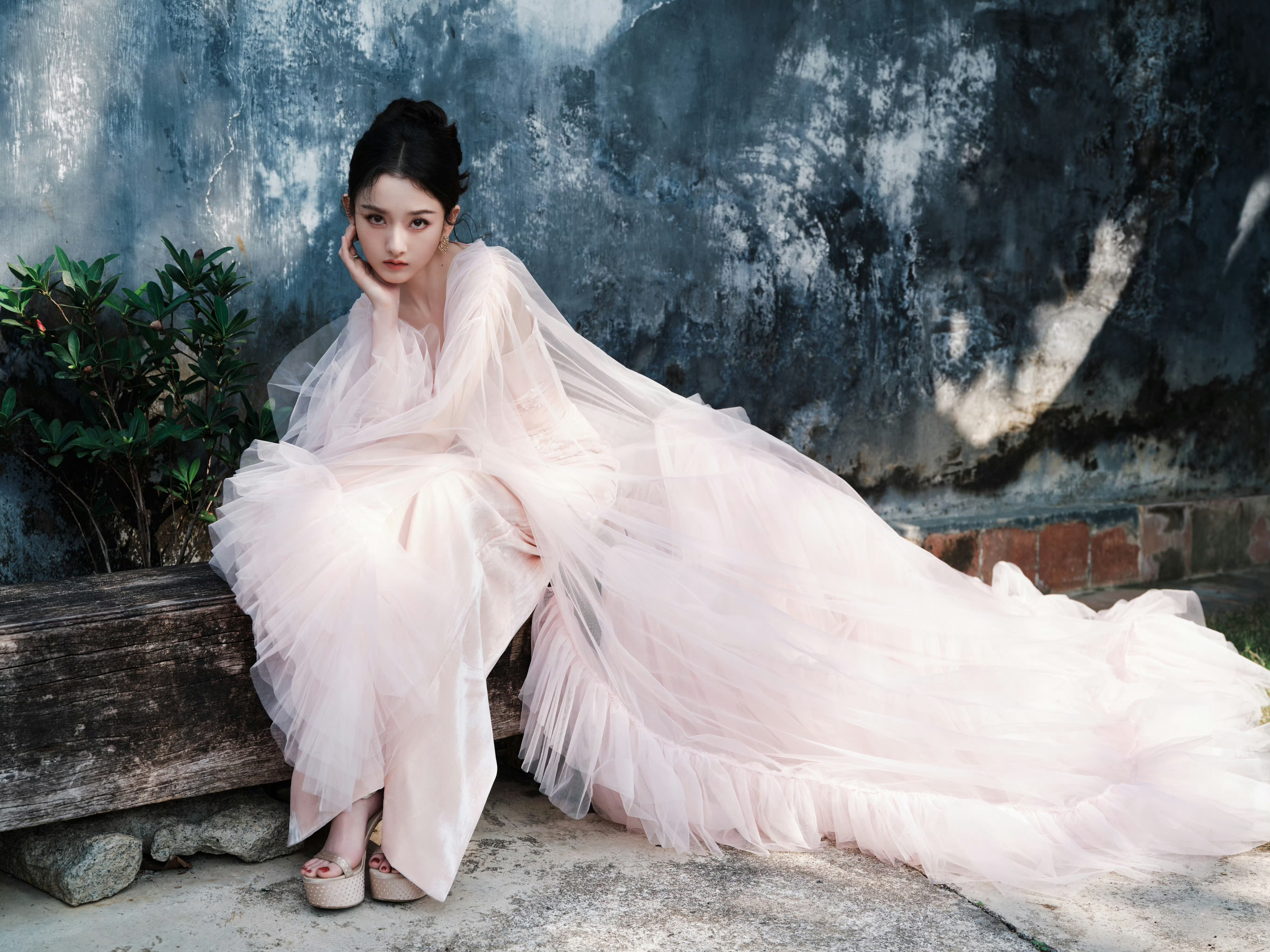 宋祖儿｜2025爱奇艺尖叫之夜丨Valentino定制粉色刺绣长裙 