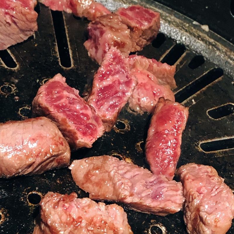 最近宠物狗上桌啃生肉事件闹得沸沸扬扬。12月16日晚，北京王爷府南门涮肉某店就出