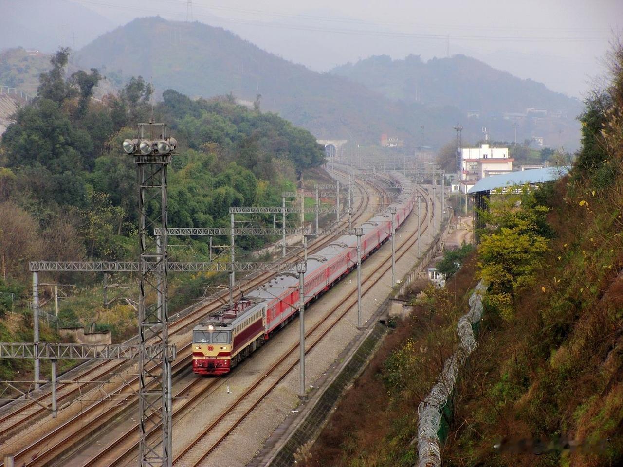 2015年初在重庆枢纽渭井线蔡家车站（现在叫三溪口车站）拍到乌鲁木齐南开往重庆北