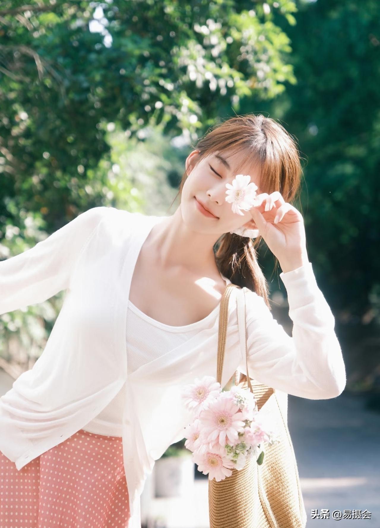 阳光下的少女，手捧鲜花，微笑如花🌸