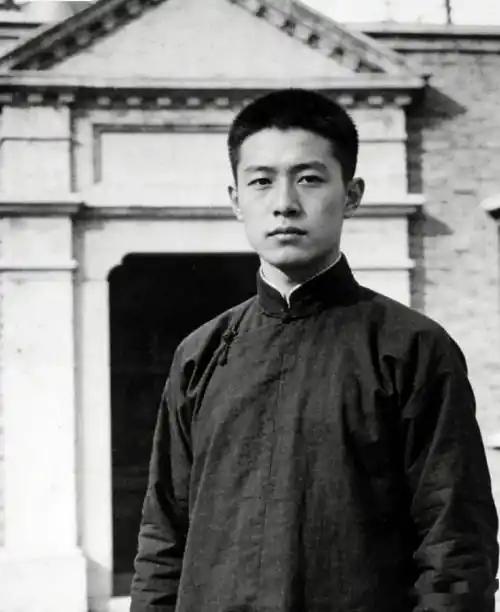 1928年，临刑前，陈乔年对狱友说：“让我们的子孙后代，享受前人披荆斩棘的幸福吧