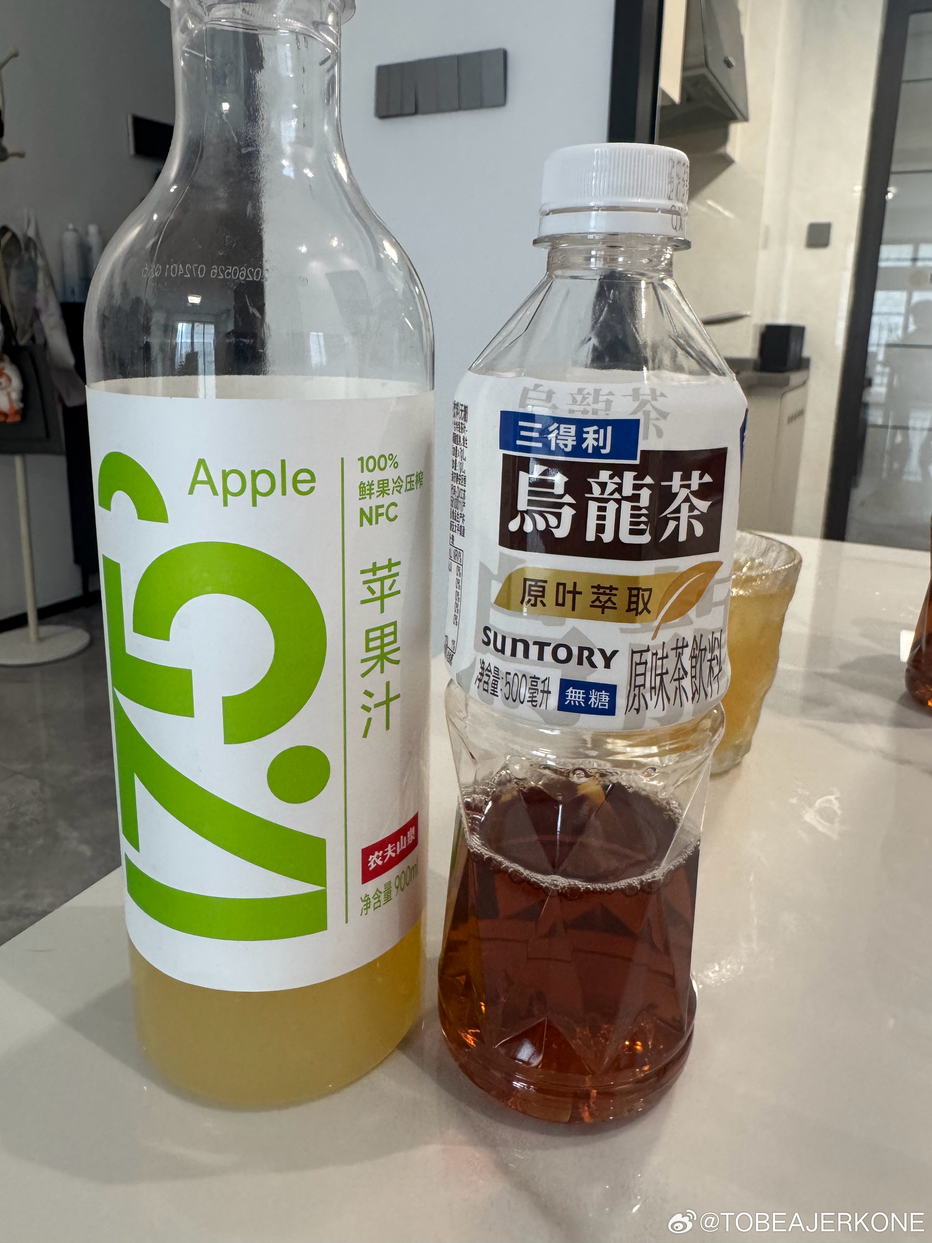 最近自己搞了个苹果冰茶，很好喝，分享给大家。特别简单，就是冷榨苹果汁+乌龙茶，喜