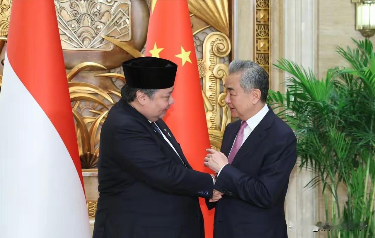 上海在谈AI规则，北京在签调解公约，同一天两个方向，对着同一句话说了“不”——别