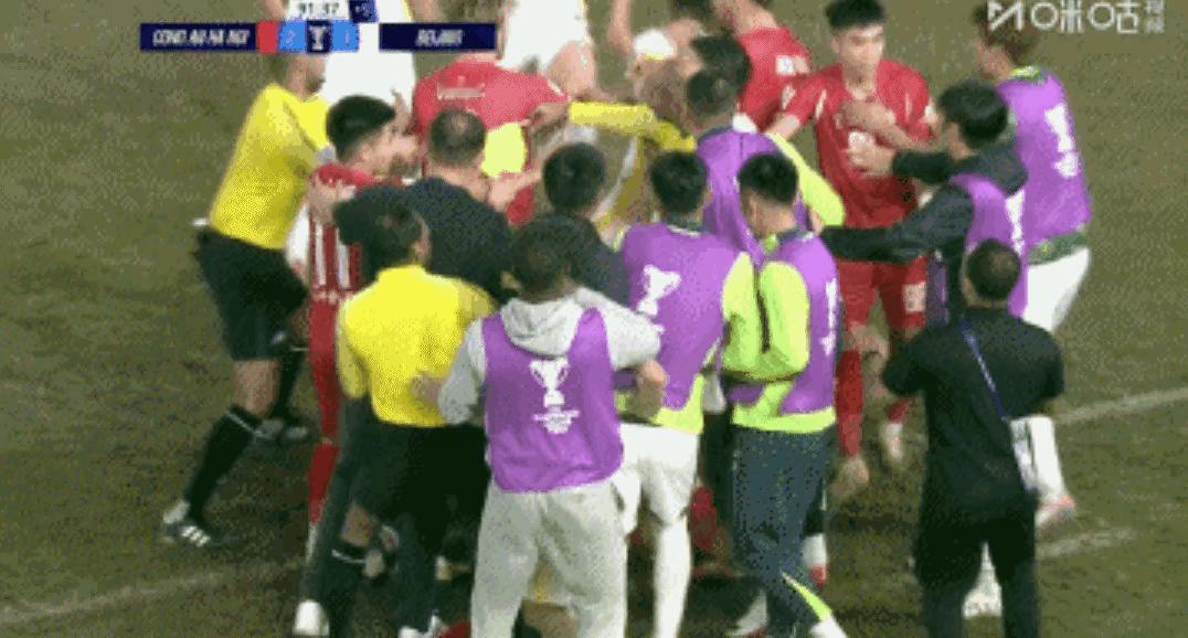 北京国安真的没落了，踢球不行，打架第一名，“永远争第一”的北京国安在昨晚亚冠二级