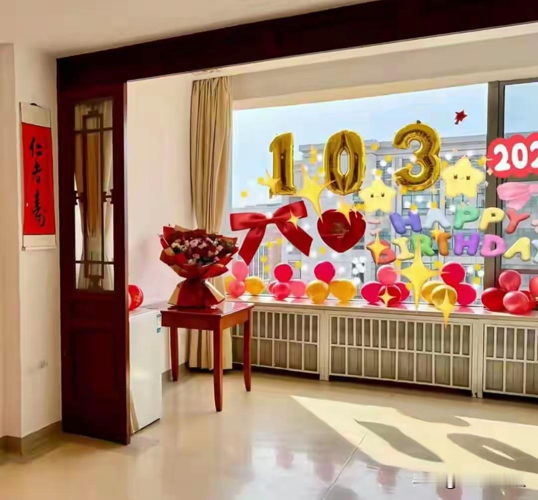 他们用21年，把全网唱衰的婚姻活成了顶配爱情！你敢信？
10月1日，杨振宁先生低
