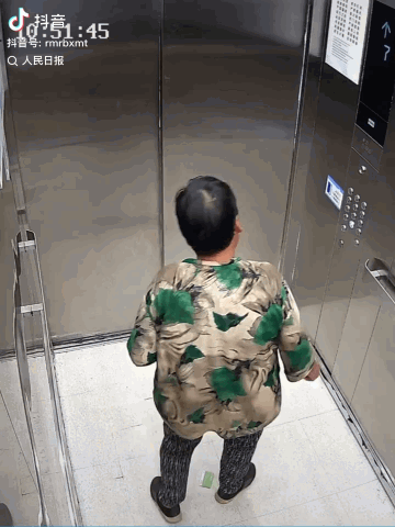 “人民日报点赞！”一所医院里，一名老人独自乘电梯时突然晕厥倒地，路过的护士发现后