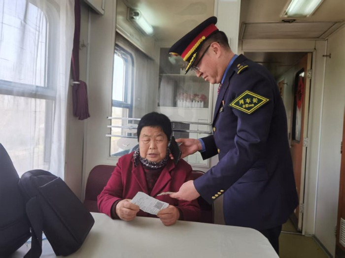 七旬失智老人独自坐火车去看上大学的孙子，列车长助其平安归家