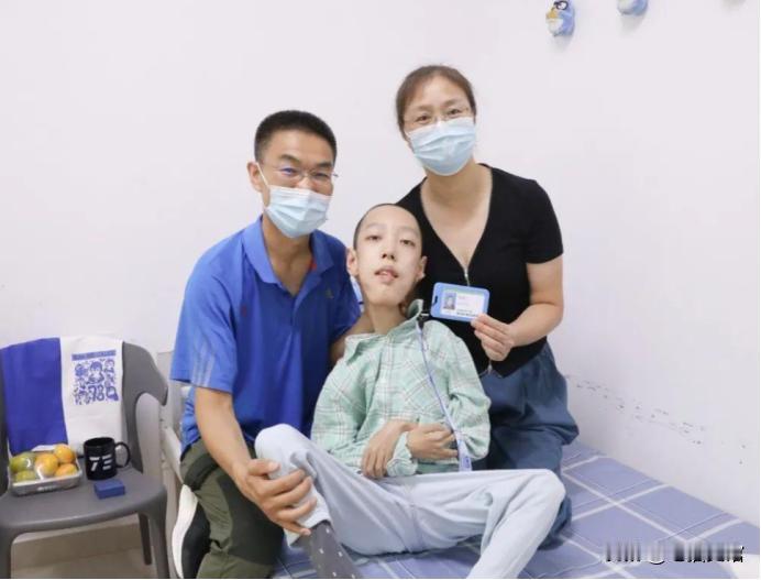2021年，17岁的渐冻症少年邢益凡以645分的成绩考入北航，入校时他只有18公
