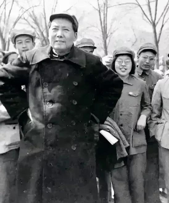 大家仔细看，伟人的这个姿势简直是太霸气了。
照片中，伟人身穿大衣，双手叉腰，凝视