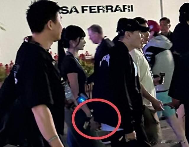 45岁林俊杰和网红女友七七在新加坡逛街被偶遇，两人全程牵着手