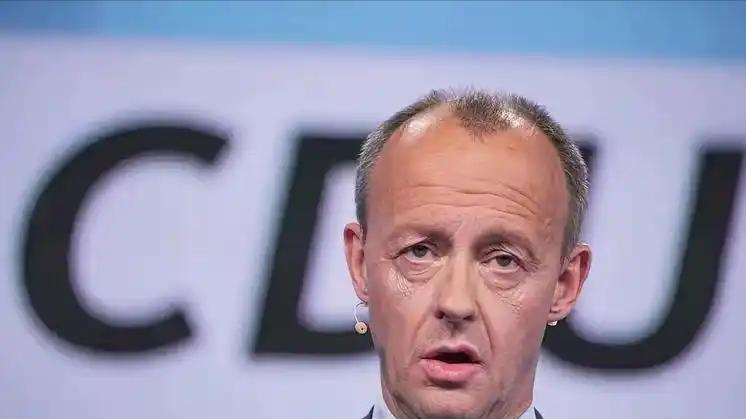 2月25日德国总理默茨的专机已经抵达北京。这趟为期两天的访华行程，表面上看是新春