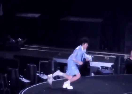 笑不活了，周深这鞋是借他爸的吗？

舞台上那个“深深”，脚上穿着一双明显大好几号