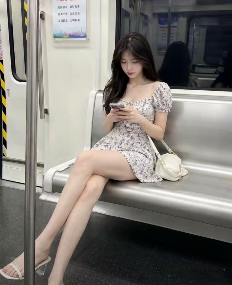 碎花裙
果然还是少女穿
清新脱俗
一颦一笑
皆是耀眼的青春温柔气质碎花裙