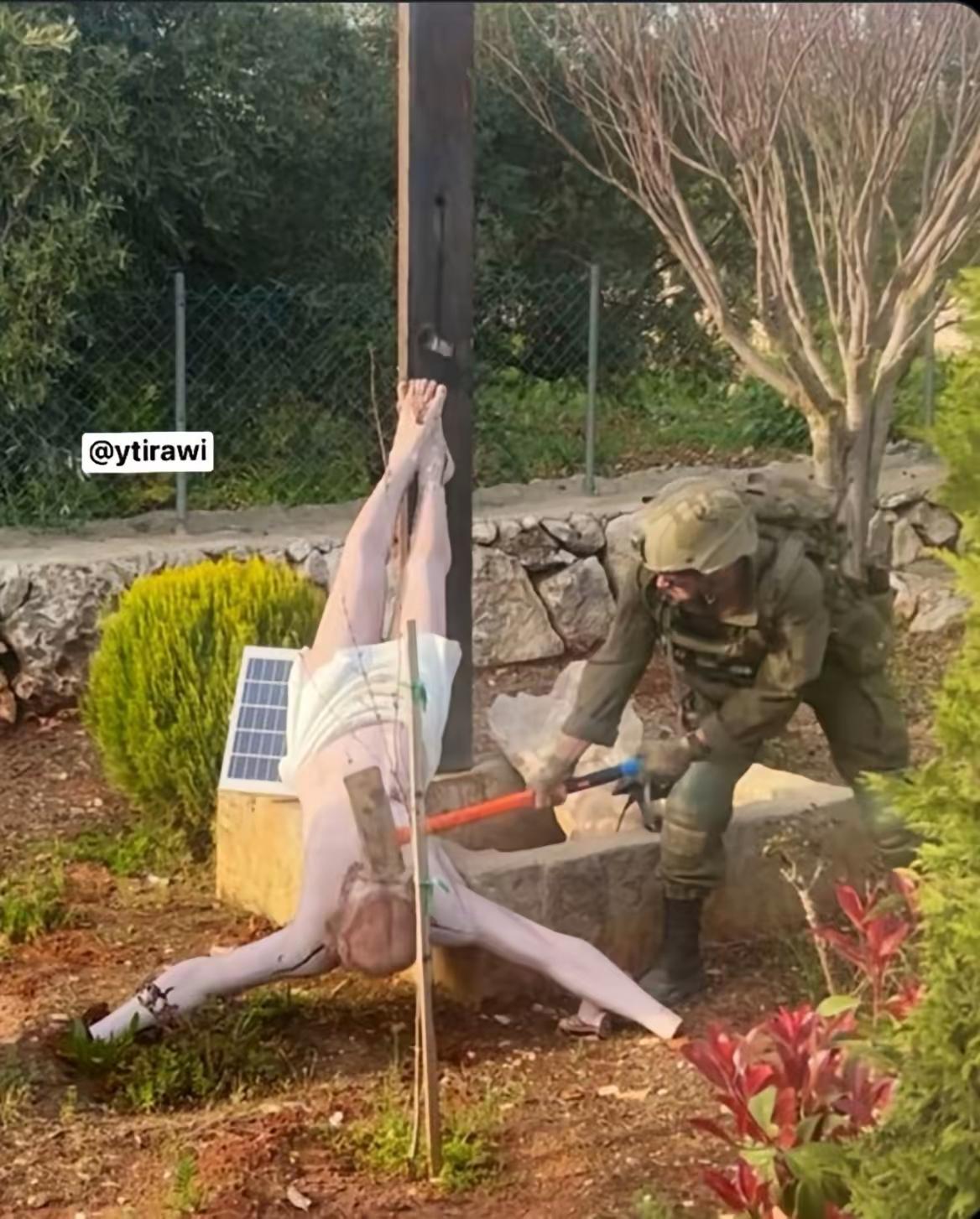 以色列军方对社交媒体上发布的一张照片展开调查，照片显示一名以色列士兵正在黎巴嫩南