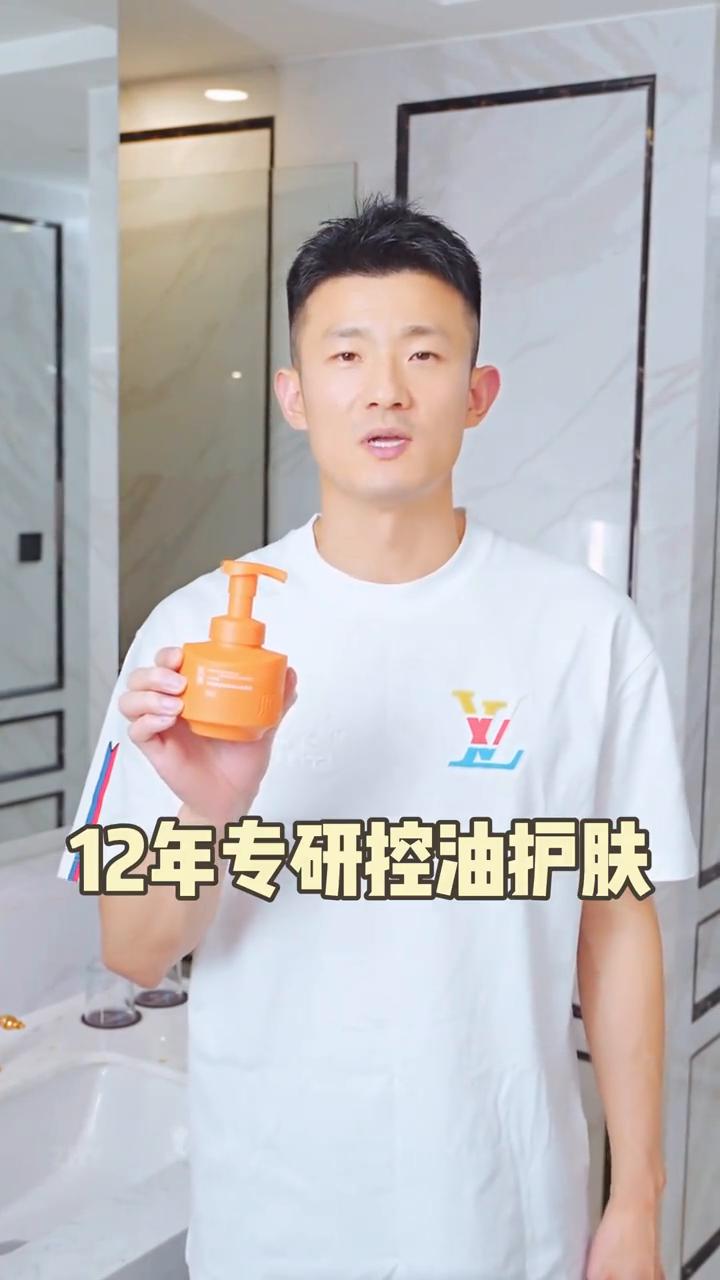 如何做羽球场上最靓的那个男人？
装备拉满？错！专业的热身？野错！暴汗、出油、皮肤