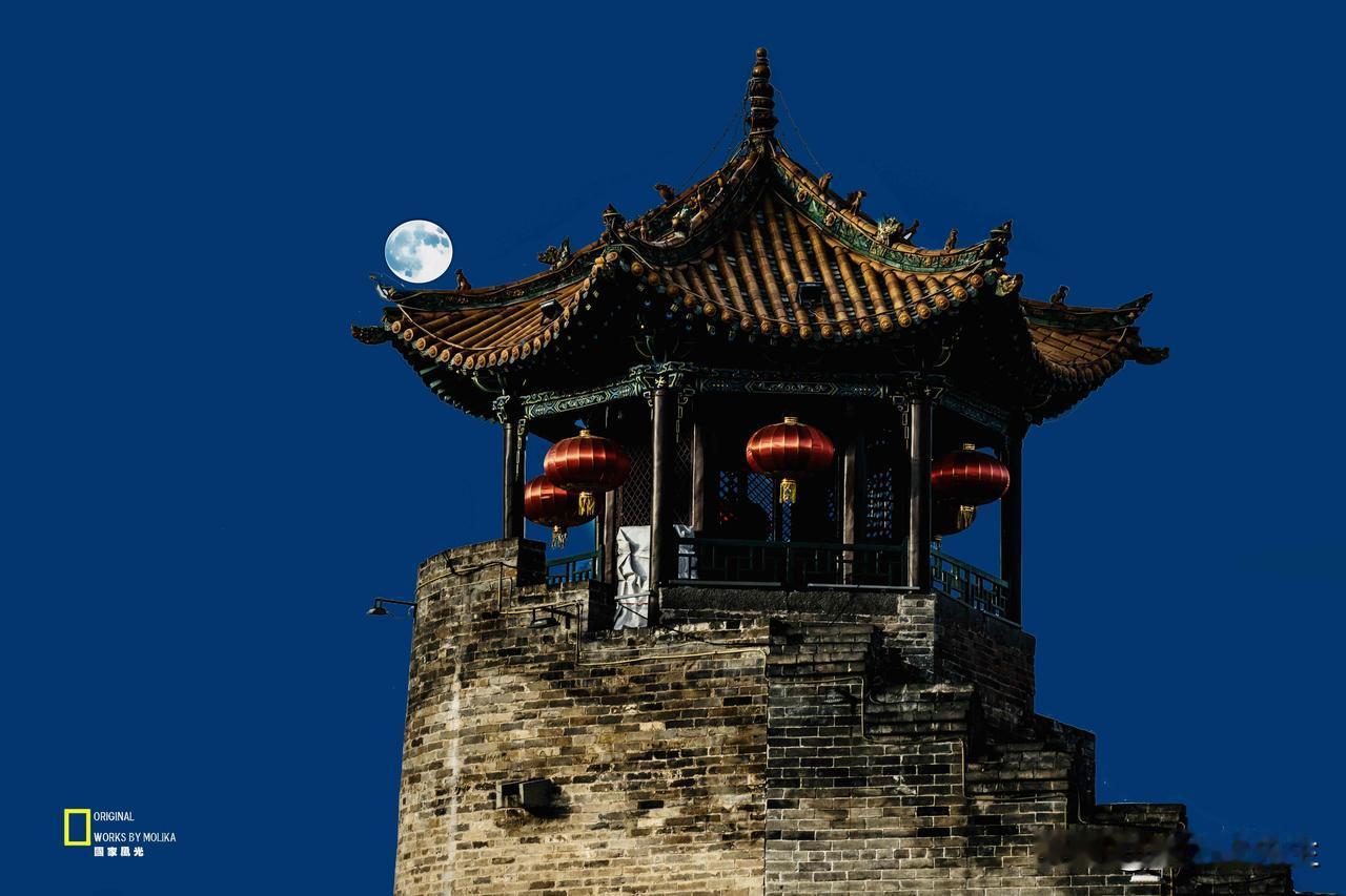青砖古瓦映月辉，红灯高挂映城楼。一弯清辉落檐角，半城古韵入秋光。风过，灯笼轻摇，