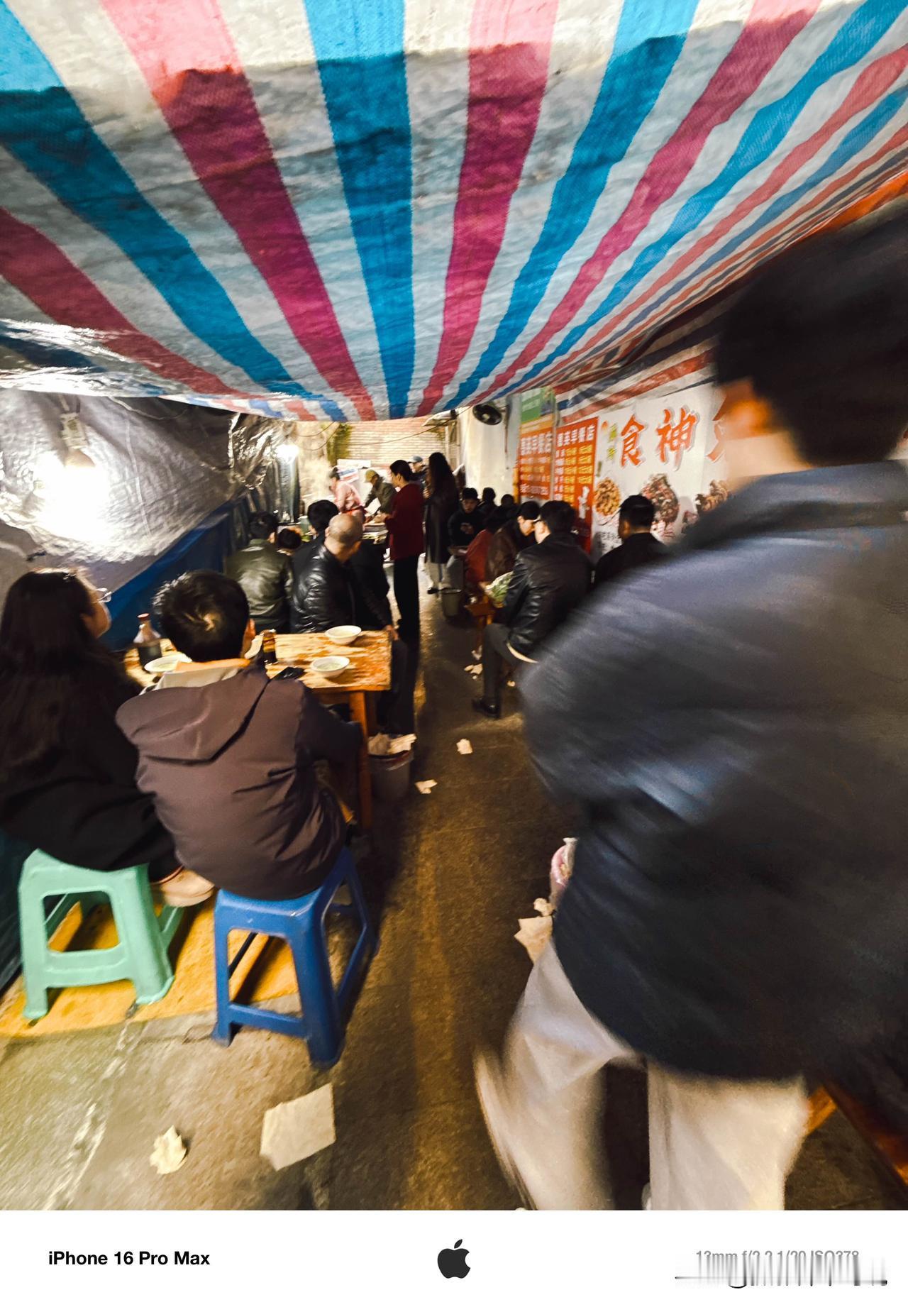 四川人有个奇特的习惯，就是吃东西的时候人越多的地方、条件越差的地方就越喜欢去吃饭