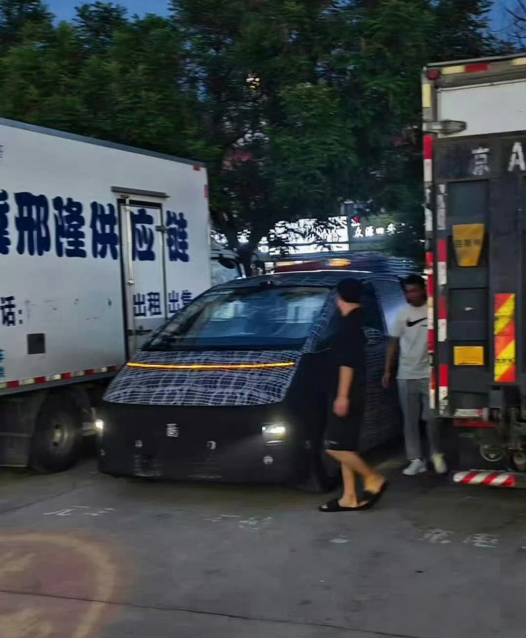 认识了一个奔驰S500、保时捷911、法拉利的大佬，玩了一圈车子后，他现在的日常