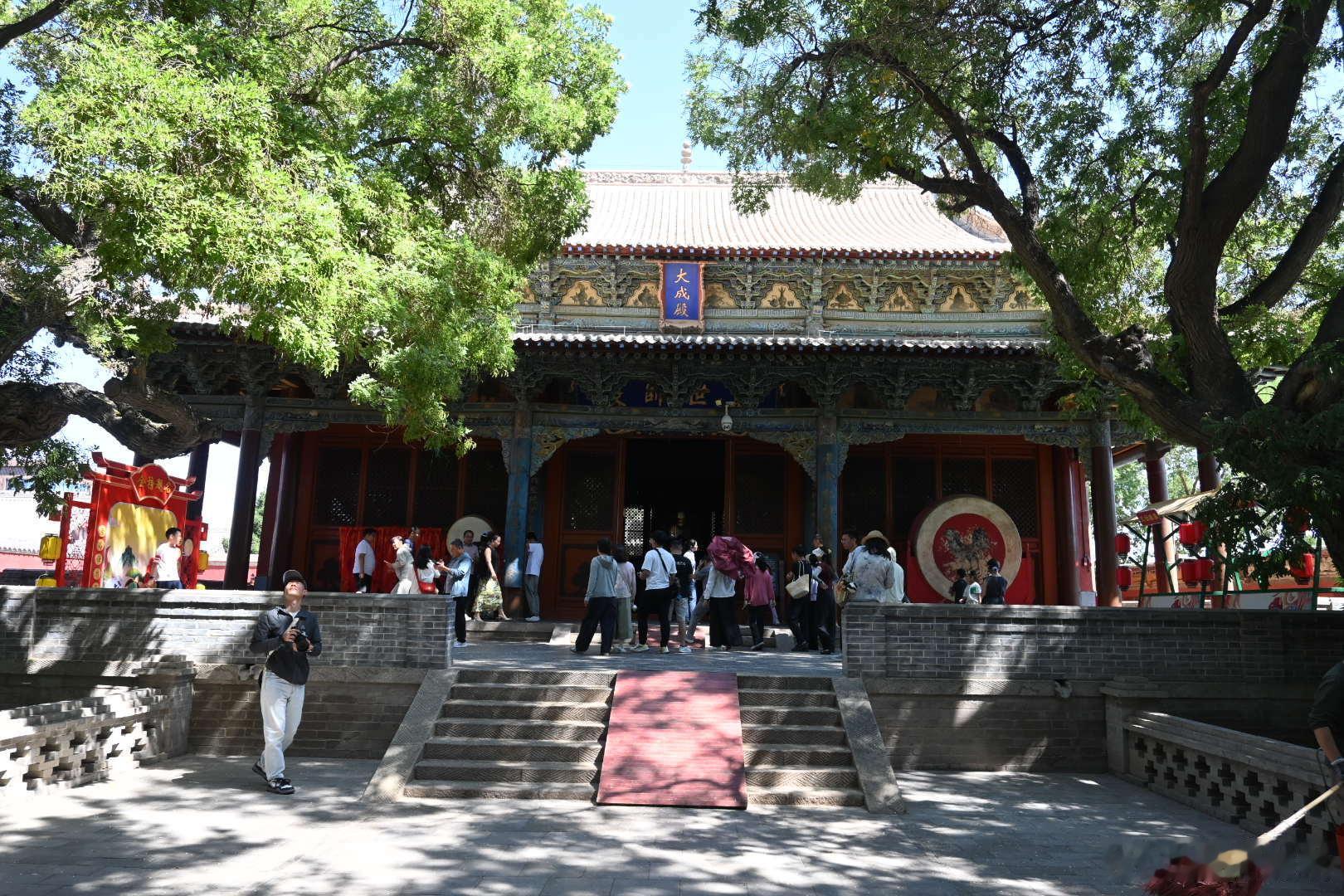 今天匆匆走访了武威和张掖市区里的一些古迹和博物馆。两座城市之间路程240公里，而