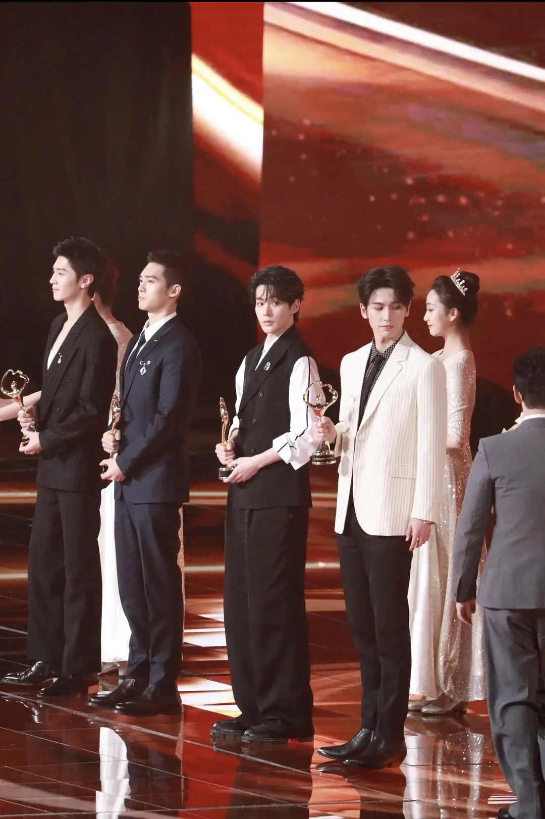 陈哲远于适邓为张凌赫同框  哪一个身材比例最好 