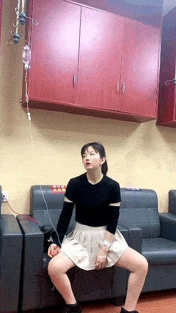 镜头一转就紧张了：药刚下去没多久，小姐姐像被一脚油门催起，脸色一变，手也有点抖，