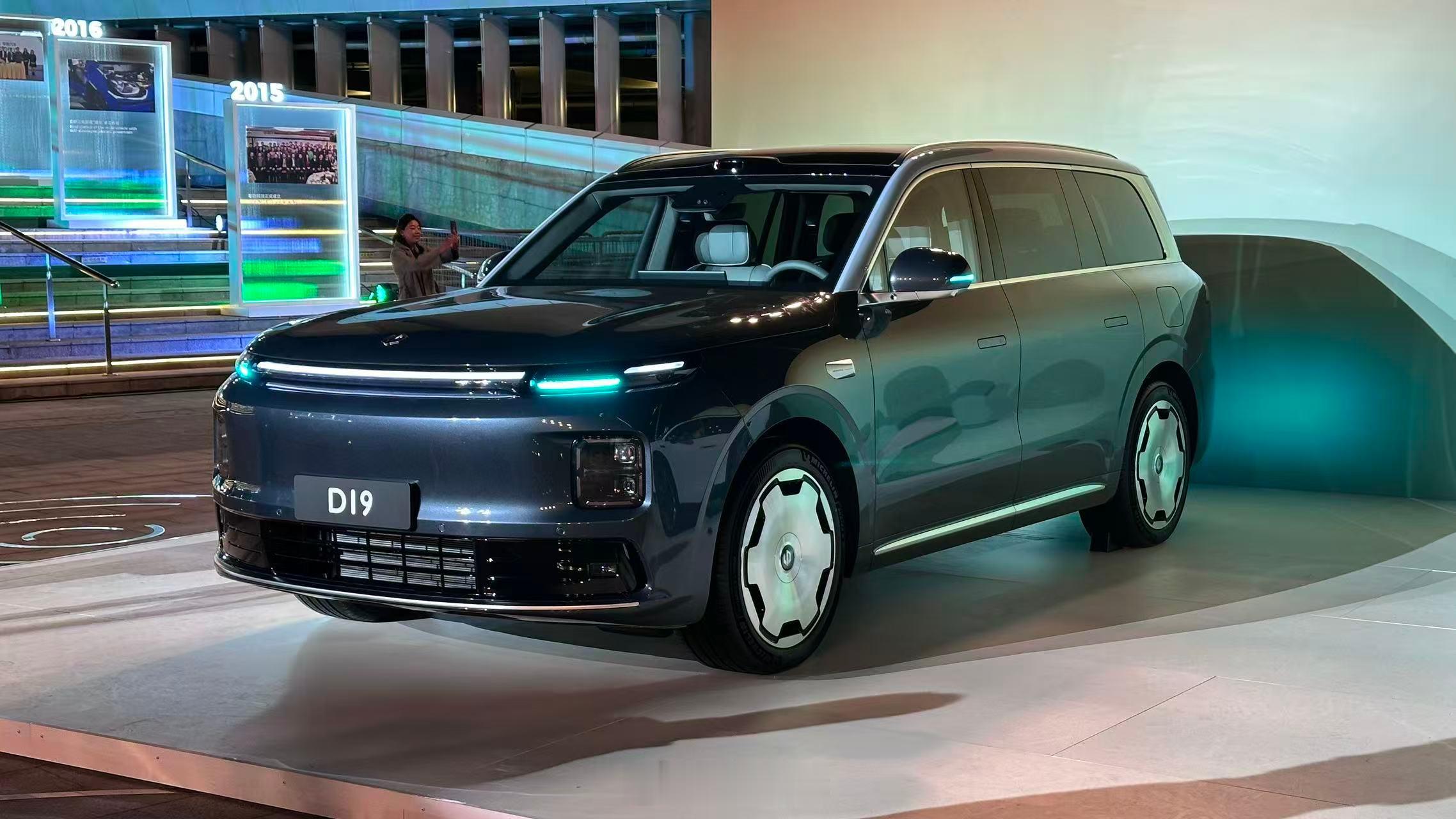 恶补一下国内新闻，零跑终于把MPV D99发布了，而且也把他家的9系列D19也顺