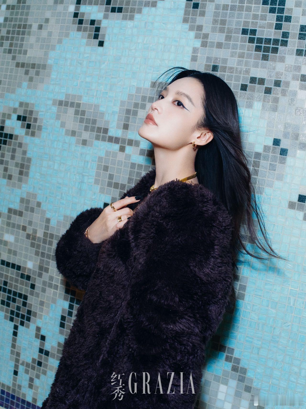 李沁红秀闭年刊封面李沁登《红秀》闭年刊封面，千禧千金妆惊艳！上扬猫眼眼线配黑金配