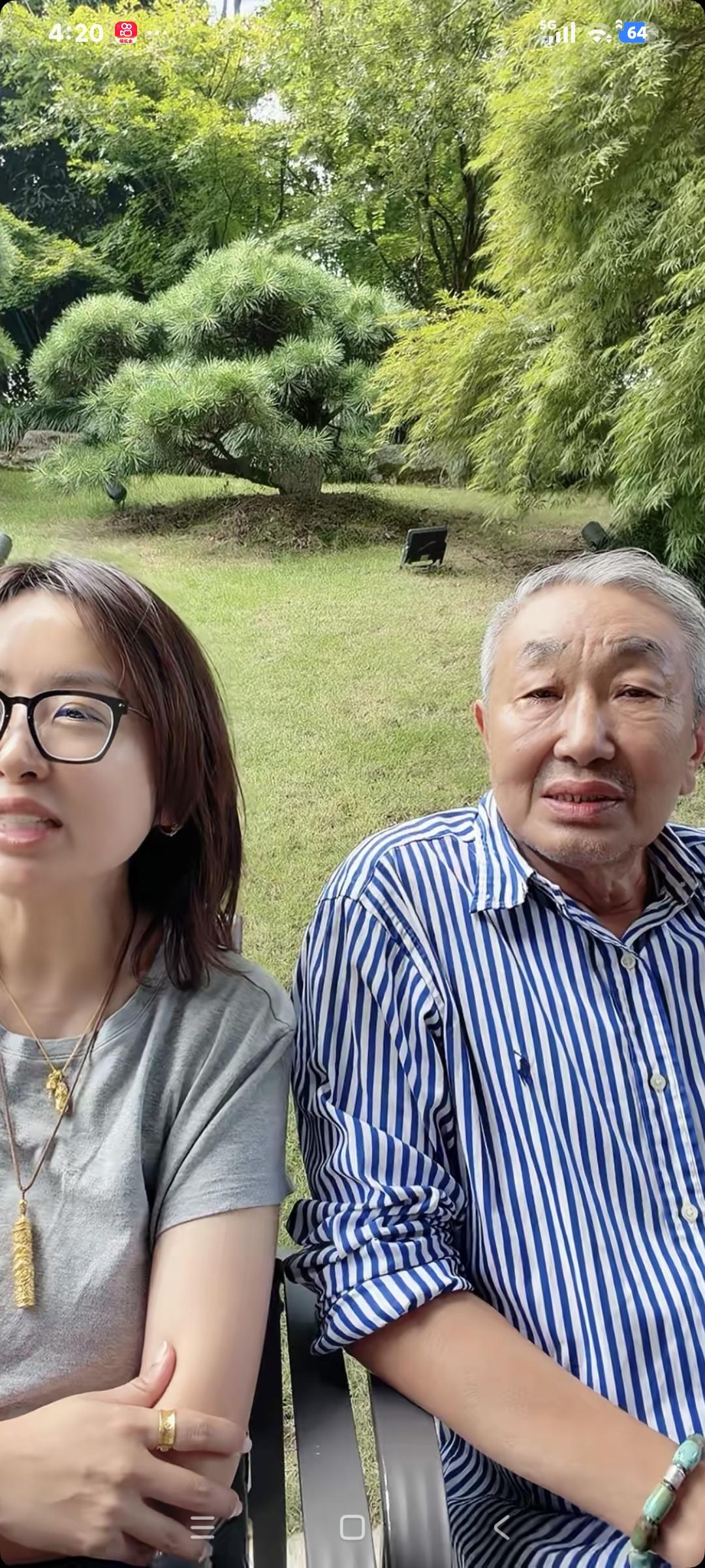 杜女和爸爸杜源聊天，粉丝说:"这是国外吗”杜女说:“这是杭州″杜源说:"别以来漂