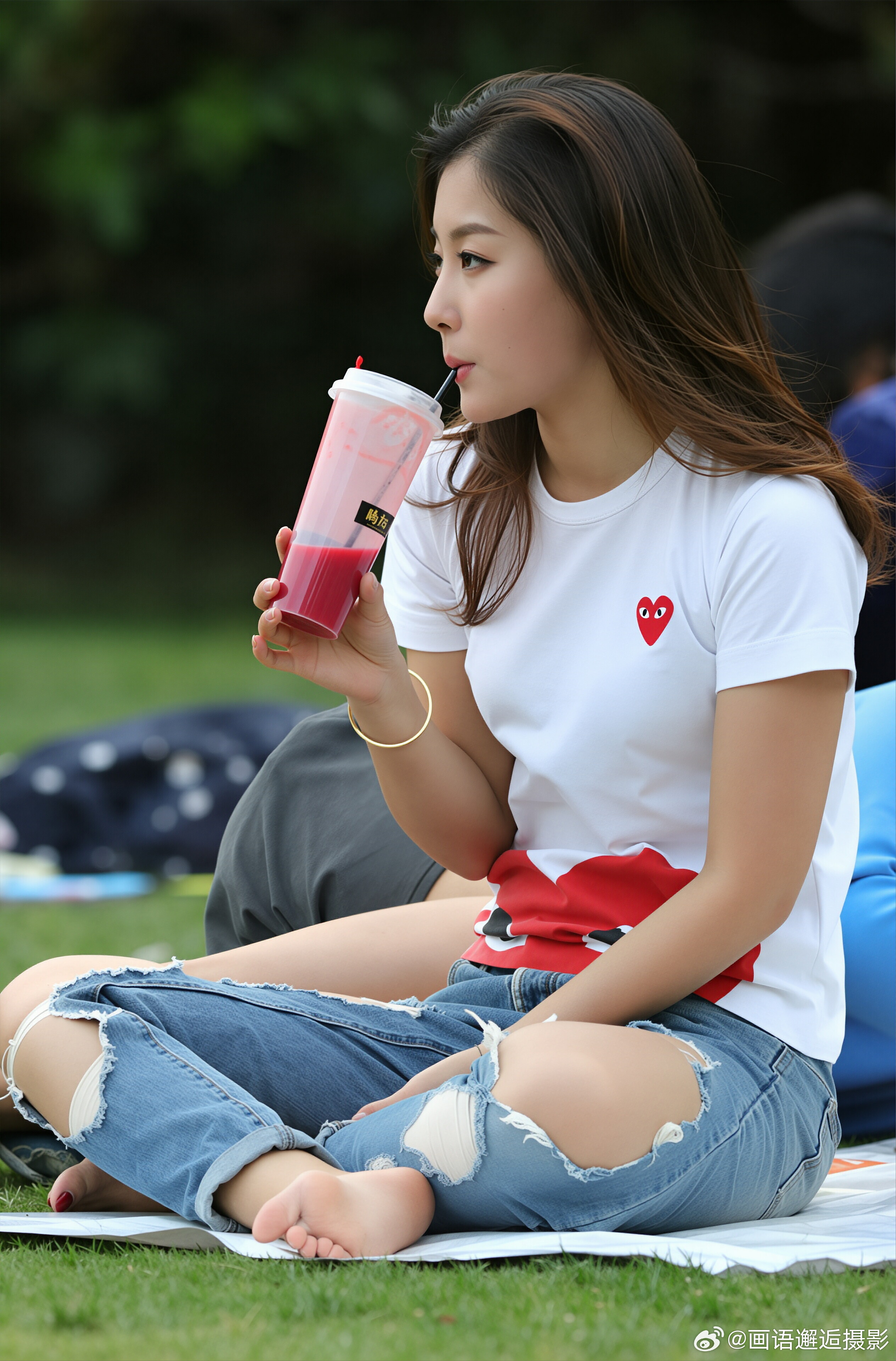 发现你的魅力 白色爱心T恤配破洞牛仔裤，清爽休闲又带点小个性，坐在草地上喝果汁，