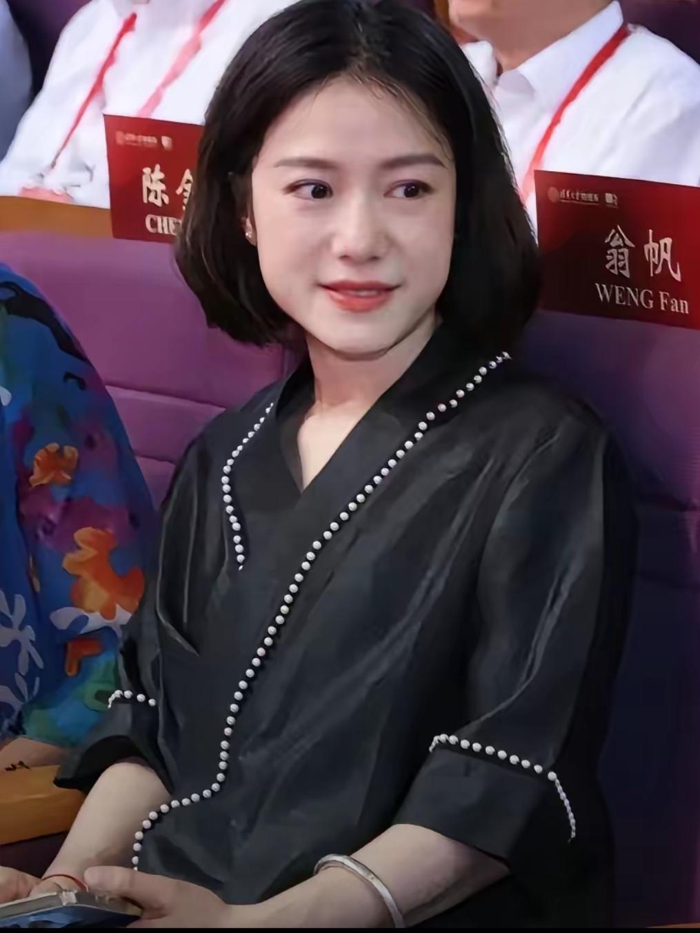 翁帆左手腕上戴的手镯，我仔细研究了一下，这只素圈镯子不像白金的，更像银质的，因为