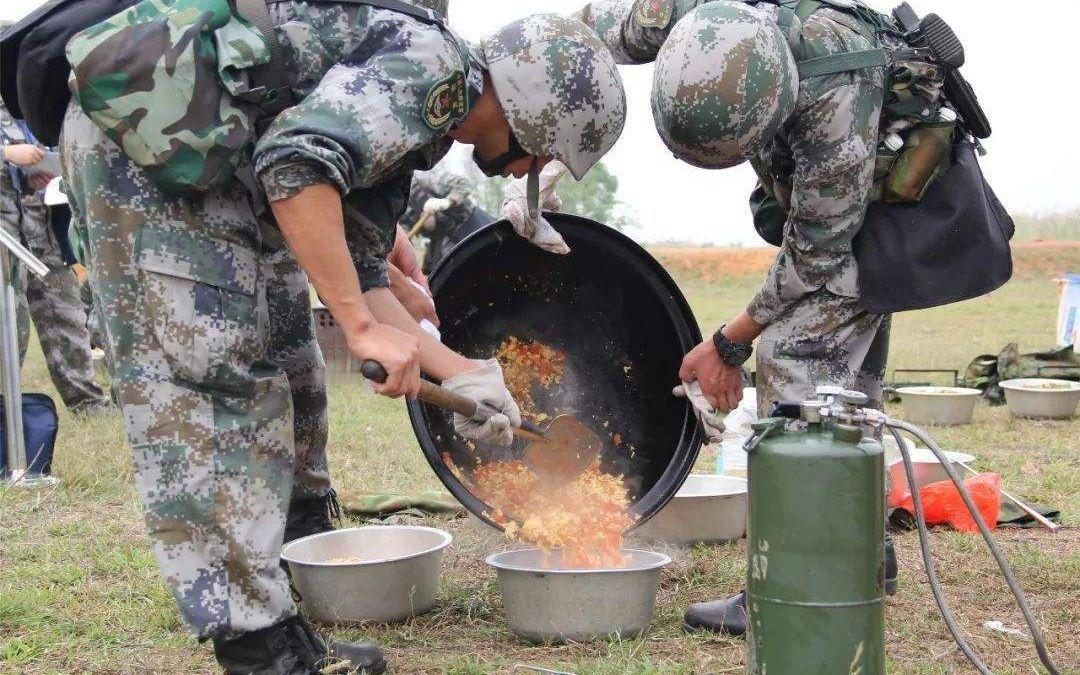 [熊猫]为什么军队有炊事兵这个兵种，而不是直接招聘一些厨子呢？就这么说吧，打仗的