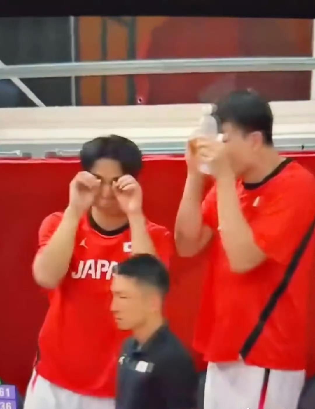 杀人诛心！小日本替补席做哭泣的手势嘲笑中国男篮……央妈转播一秒切走。
咱们的球员