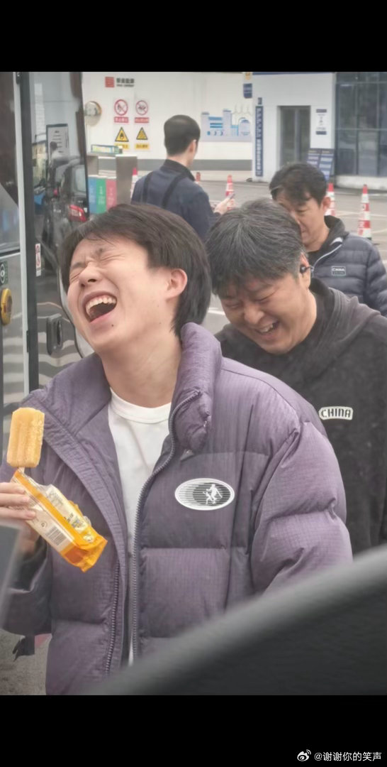 吃个雪糕这么高兴？确认过，牙齿没有蛀牙王楚钦