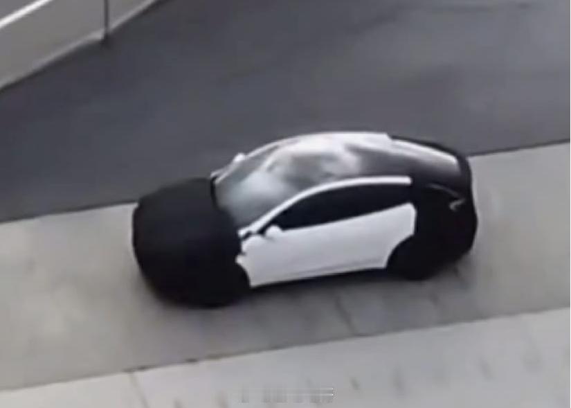 “低价版”的特斯拉Model Y？在美国特斯拉工厂拍的谍照。新车内部代号为E80