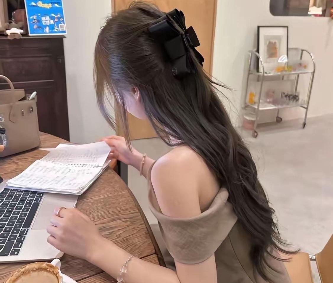 夫妻闹别扭第二天，他居然来接我下班。
我站在公司门口装没看见他，他摇下车窗，冲我