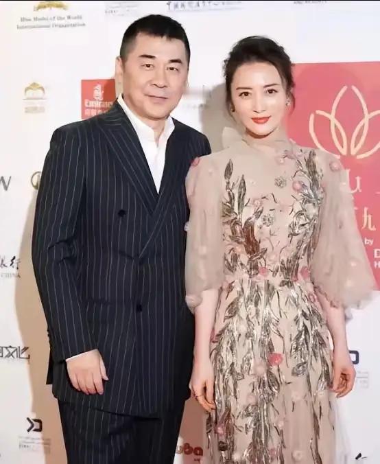 当年拍 《乔家大院》时，陈建斌与蒋勤勤有一场吻戏，陈建斌问：“我们是真吻，还是假