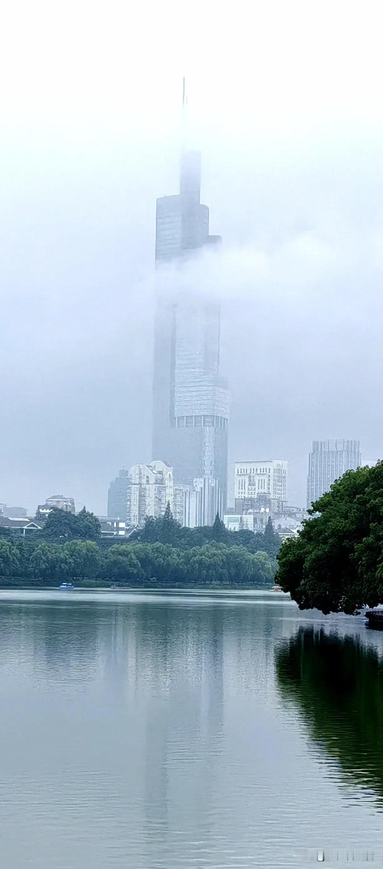 湖光山色，云卷云舒，山静水清！[比心][比心][比心]下载了几张图片，美景与朋友