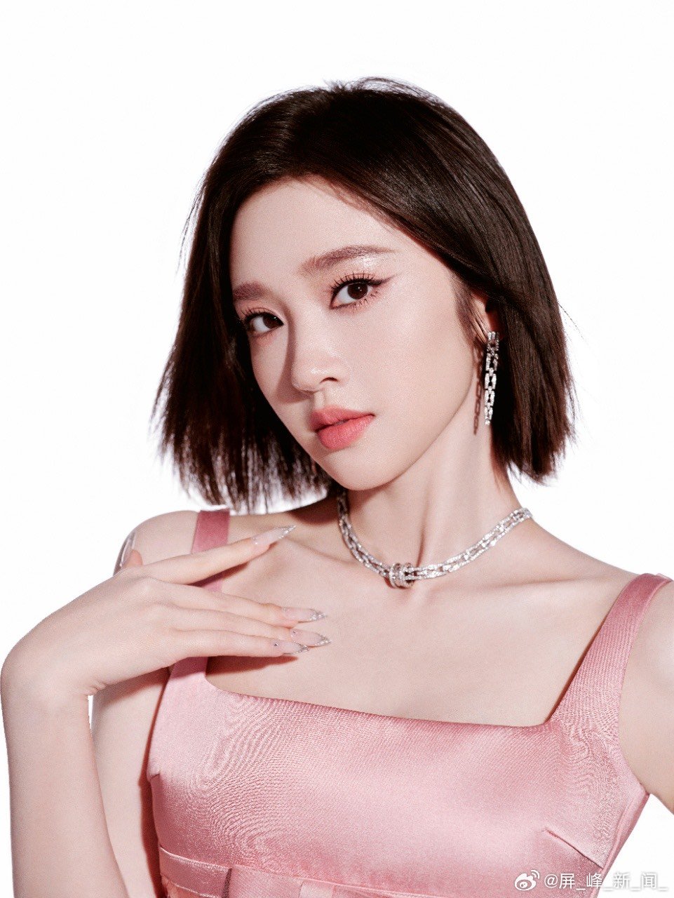 唐艺昕闪爆了唐艺昕美得眼前一晃又一亮舞台上的唐艺昕又闪又飒，女团氛围感拉满，灵动