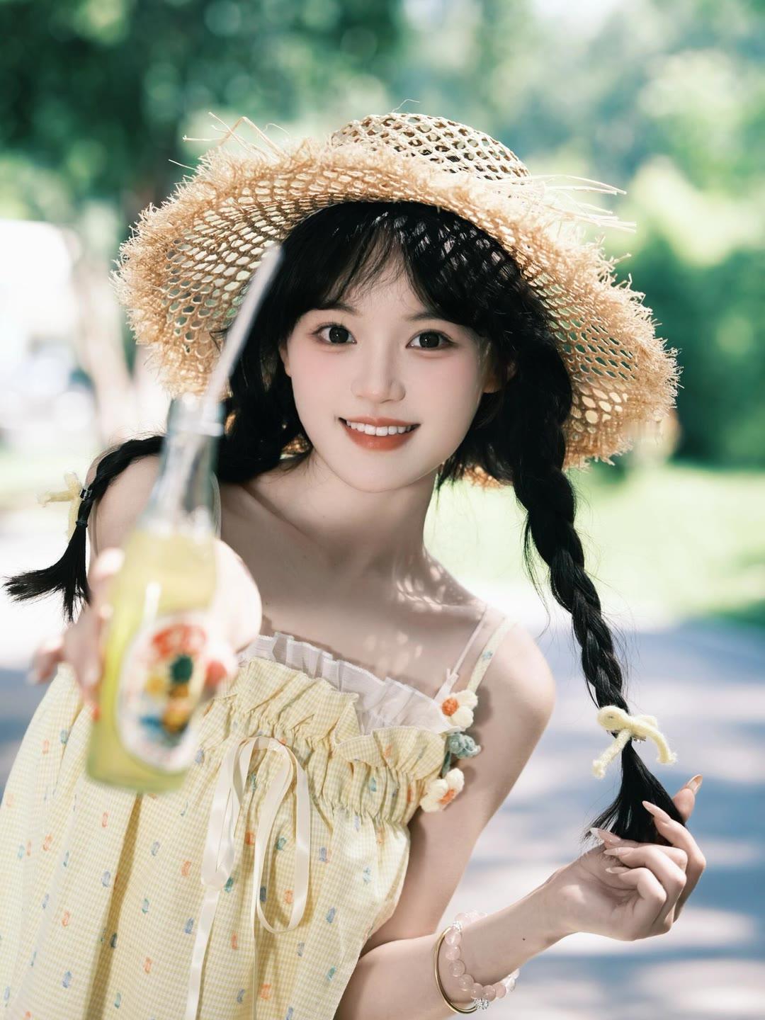 夏日轻纱裙，竹篮遮阳光。
