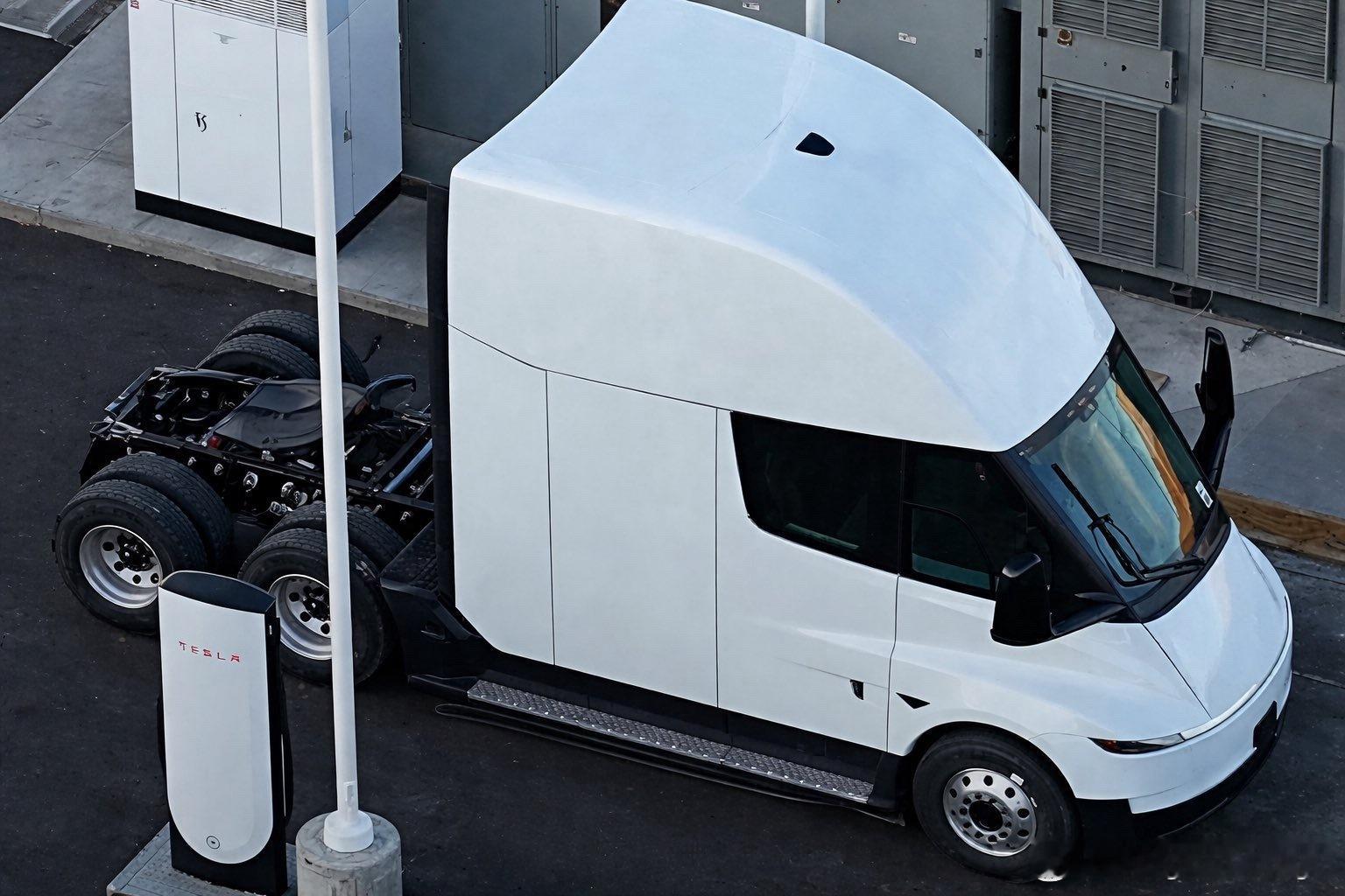 特斯拉新款Semi实车图来了！这不巧了么不是