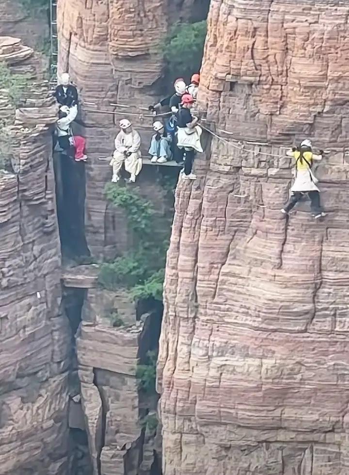 知道的来旅游，不知道的还以为来送命的
太吓人了这旅游景点
真的会有些人去吗