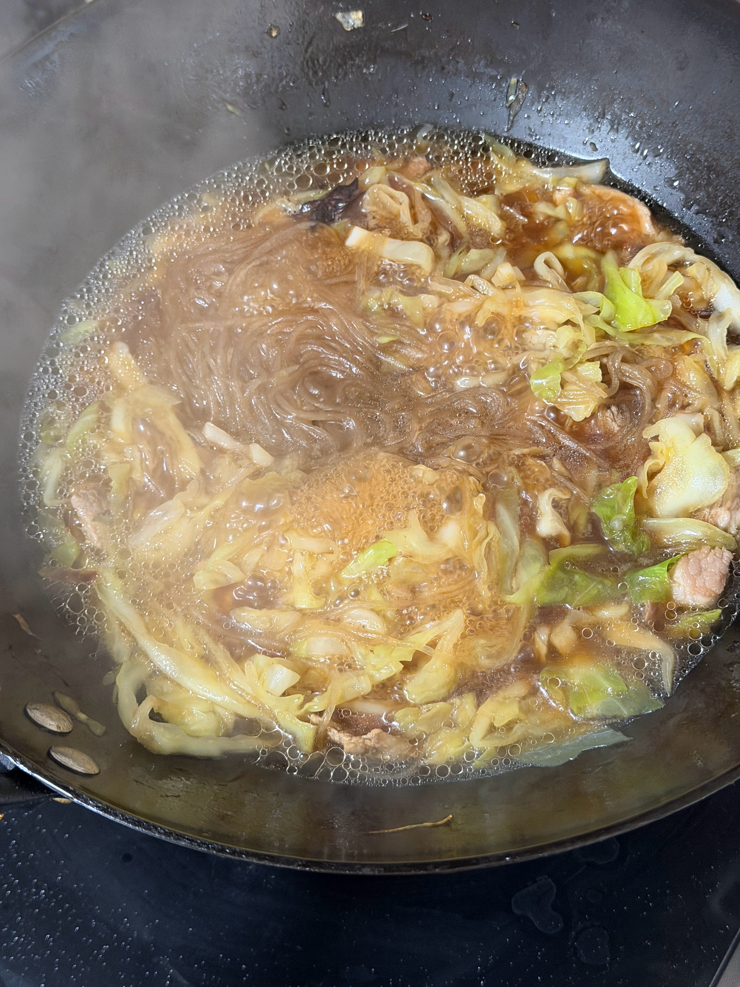 早起做饭，为啥总感觉带饭去公司吃，有点丢人，别人都点外卖，我做饭，容易被扣上省钱