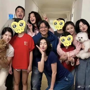 林心如女儿的脸被贴纸挡得严严实实。
她站在妈妈身边，身高已经够到妈妈的脖子。林心