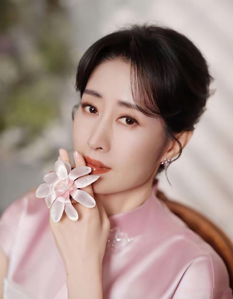 如果不说，真不知道刘敏涛这件旗袍这么多细节，鲁绣加绒绣，刘敏涛这是把家乡穿在身上