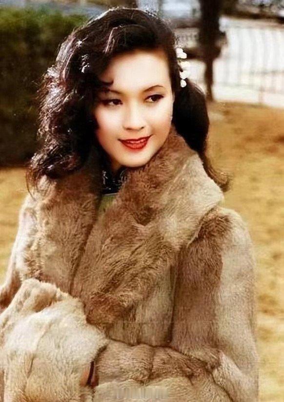 上世纪著名电影演员方舒与刘晓庆，刘晓庆今年已经是70岁以上的人了，论年纪方舒还比